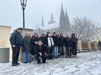 Schülergruppe in der Altstadt von Prag. Es ist Winter und es liegt Schnee.