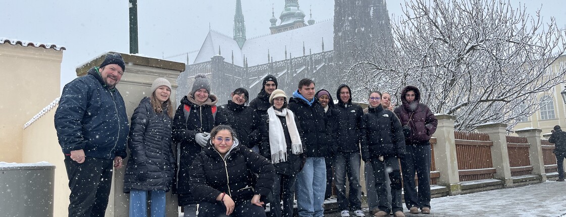 Schülergruppe in der Altstadt von Prag. Es ist Winter und es liegt Schnee.